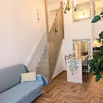 דירה Charming Portuguese Style Apartment, For Rent 